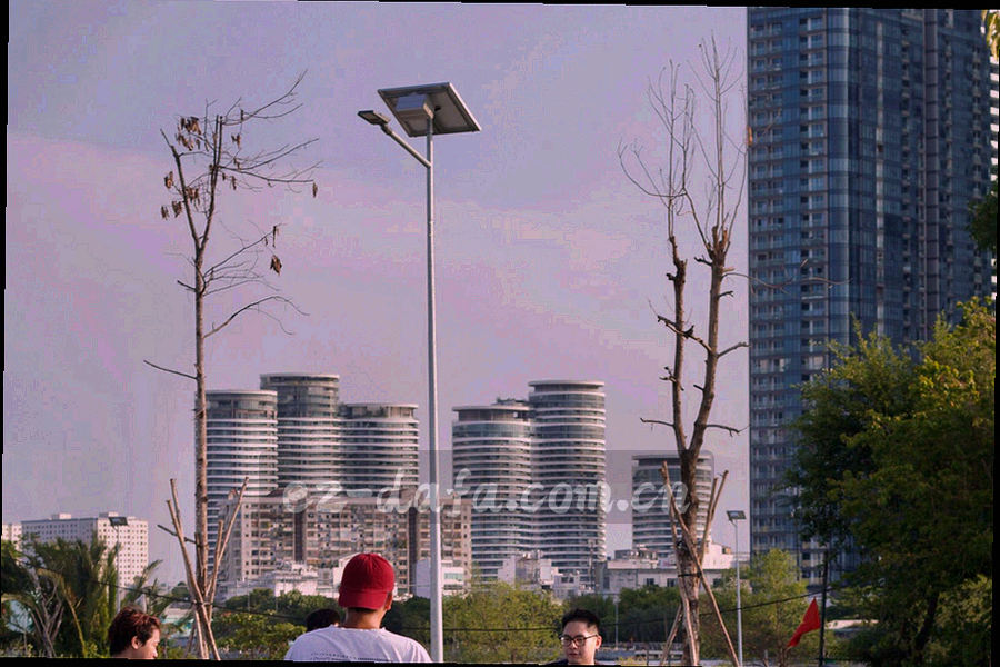 西安老街区店铺招牌与砖墙的俯视一角，画面安静无人物正面、无赌博元素